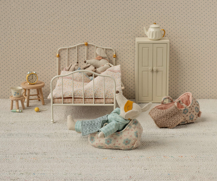 Maileg Carry cot, Baby mouse - Rose image 1