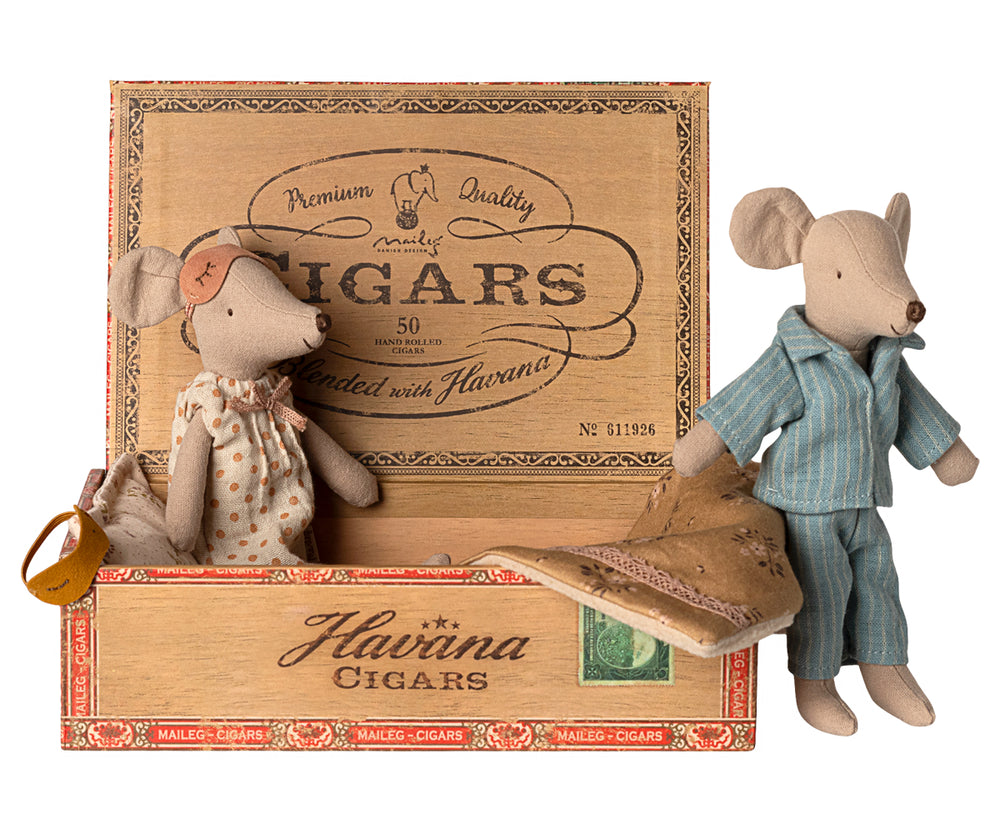 Maileg Mum and Dad in cigar box image 1