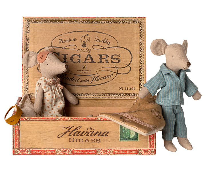 Maileg Mum and Dad in cigar box image 1