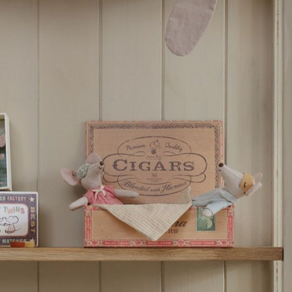 Maileg Dad and Mum in Cigar Box image 0