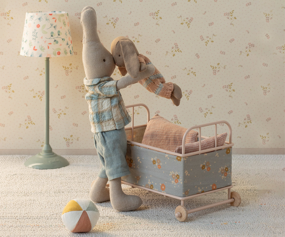 Maileg Bunny, Micro - Brown - Dusty rose knitted suit image 1