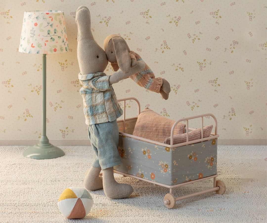 Maileg Bunny, Micro - Brown - Dusty rose knitted suit image 1