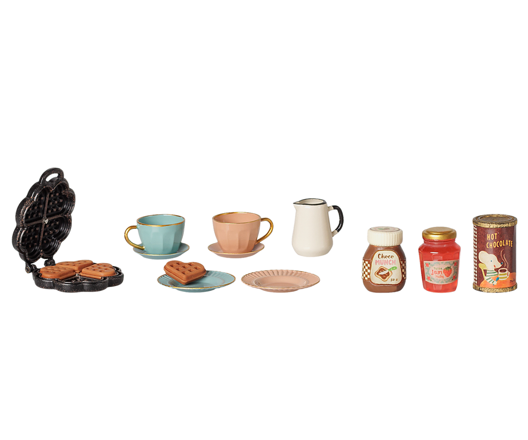 Maileg mouse waffle set with miniature waffle maker, heart-shaped waffles, cups, plates, and breakfast accessories. 