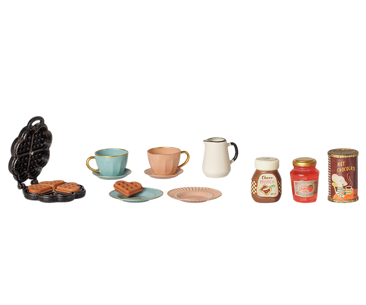 Maileg mouse waffle set with miniature waffle maker, heart-shaped waffles, cups, plates, and breakfast accessories. 